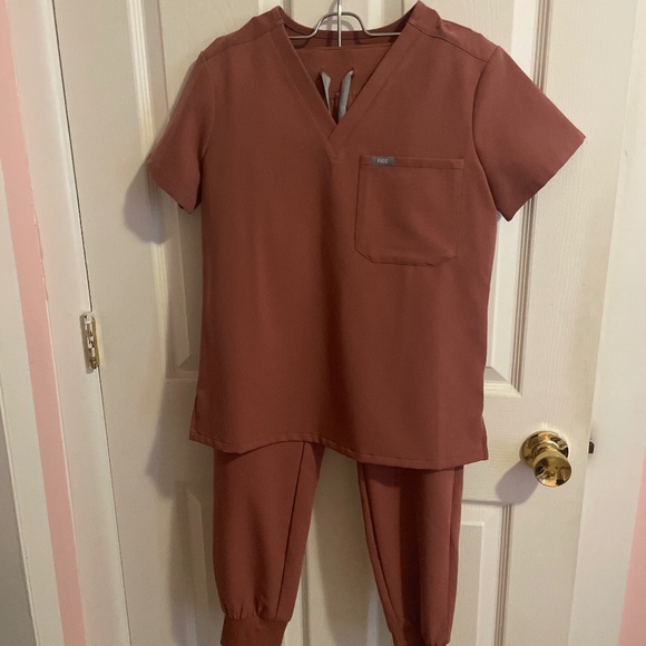 FIGS scrub set- Top and Bottom - Picture 3 of 3